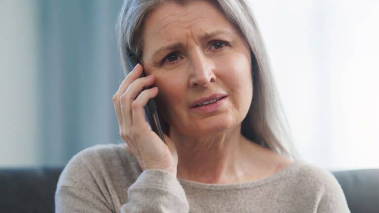 Une femme contactée via le démarchage téléphonique