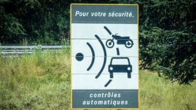 Un panneau annonçant la présente de radars